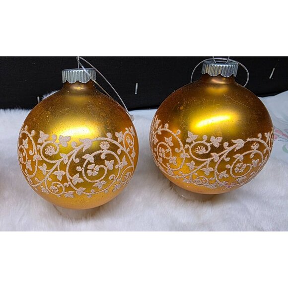 Vintage MCM Shiny Brite Gold and White Mica Stenciled Christmas Ornaments - Picture 4 of 7